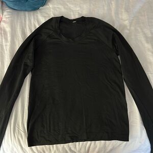 Black Longsleeve Lululemon Swiftly Tech Top size 6